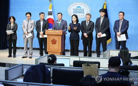 김상균 연금개혁 공론화위원장이 22일 국회 소통관에서 시민대표단 설문조사 결과를 브리핑하고 있다. 연합뉴스